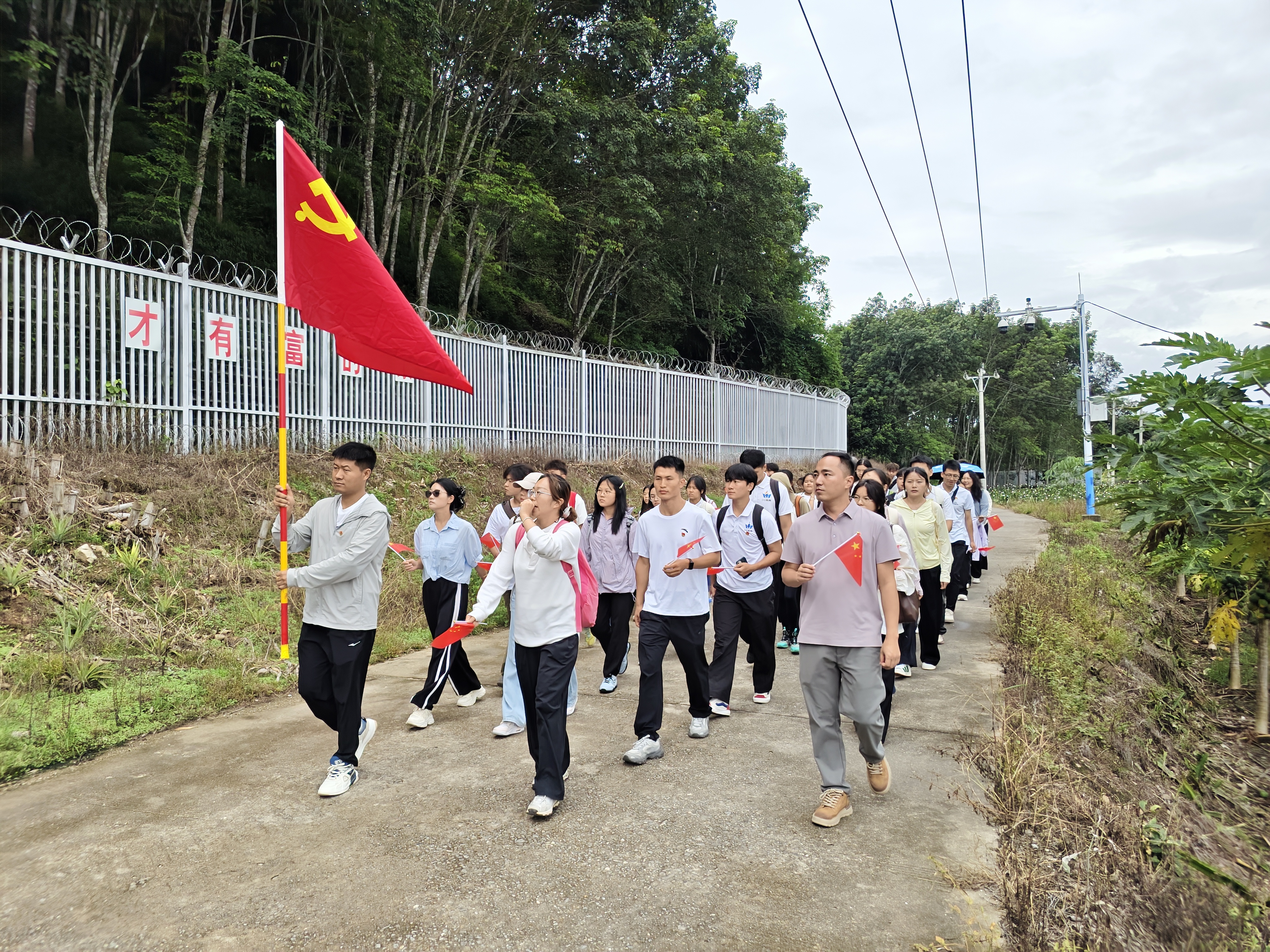 走边疆践初心 思政赋能育新人——西双版纳职业技术学院开展“行走的思政课”实践教学活动 走边疆践初心 思政赋能育新人——西双版纳职业技术学院开展“行走的思政课”实践教学活动